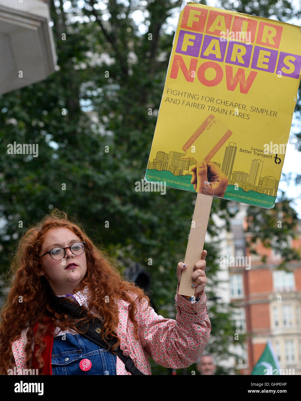 Ein Demonstrant hält ein Schild während einer Bahn Streik Demonstration vom Londoner Bahnhof Victoria Station an das Department of Transport gegen die südlichen Schienennetz, ein Tarif Einfrieren und Entschädigung gefordert. Stockfoto