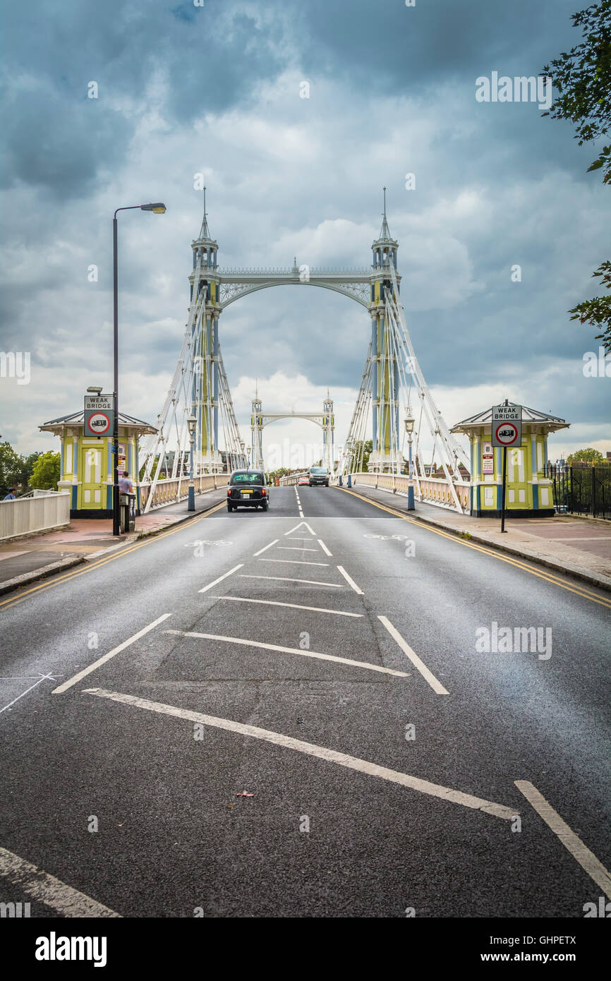 Autos und Verkehr auf der Albert Bridge, Chelsea, London, England, Großbritannien Stockfoto