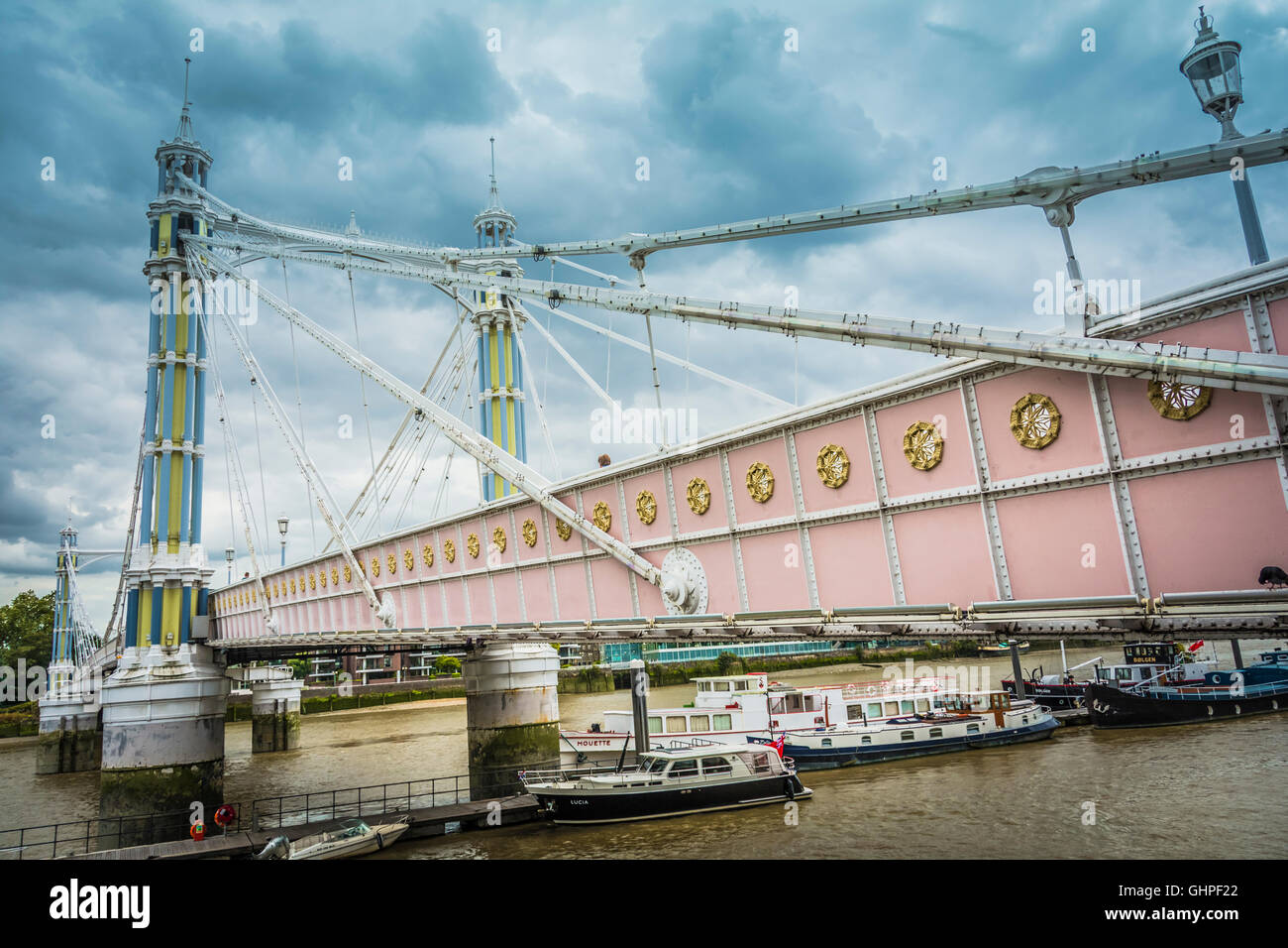 Delikate und kunstvolle Metallarbeiten an der Albert Bridge, Chelsea, London, England, UK Stockfoto