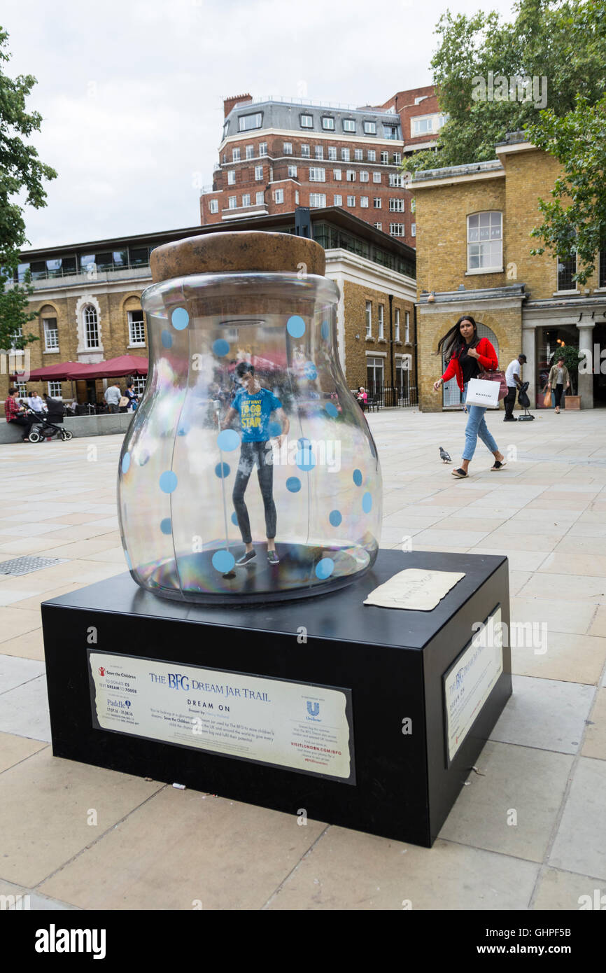 Die BFG Traum Jar Trail auf Kings Road Chelsea außerhalb der Saatchi Gallery, London, UK Stockfoto