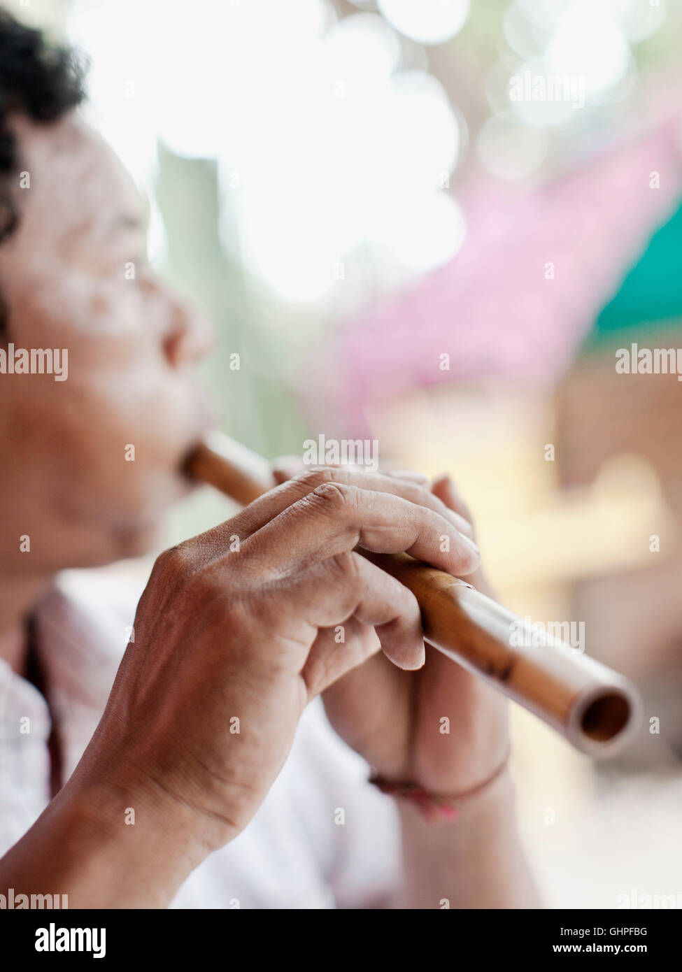 Wind-Instrumentenbauer Yim Seychot spielt eine kambodschanische Horn (Snaeng) in seinem Haus außerhalb Phnom Penh, Kambodscha. Stockfoto