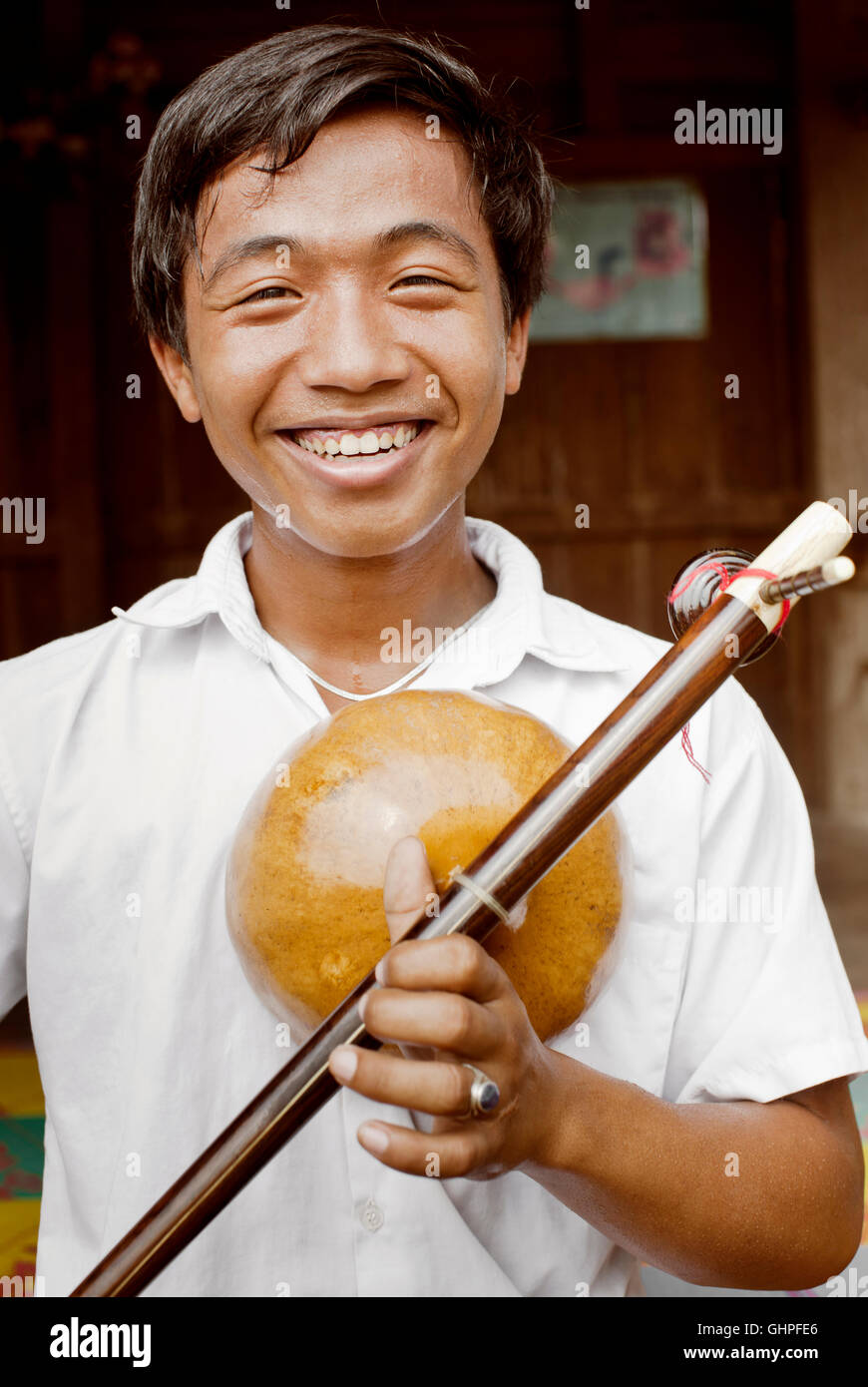 Ein Porträt des jungen kambodschanischen Musikstudent hält seine Kse Diev. Stockfoto