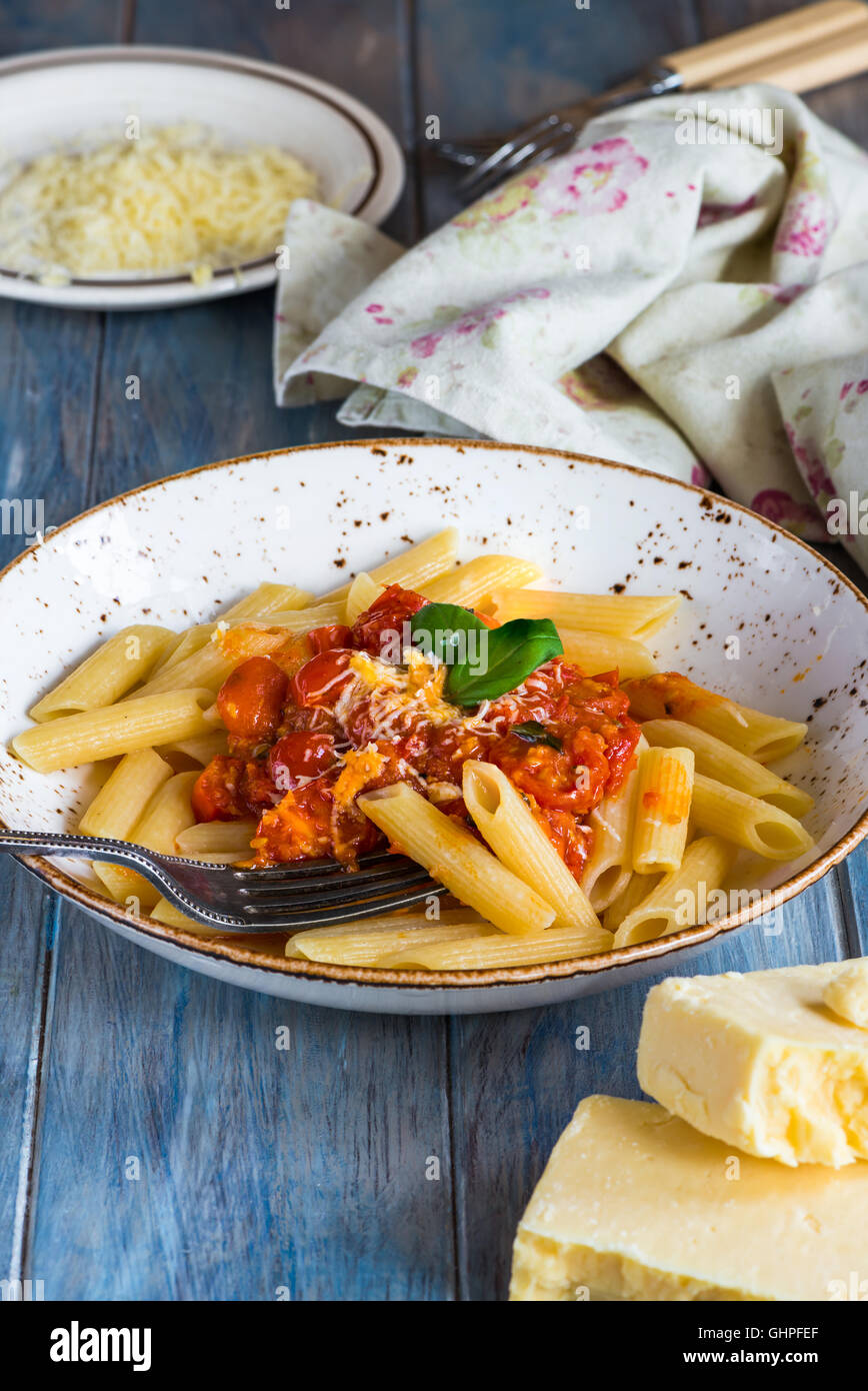 Penne-Nudeln und Arrabbiata mit Cherry-Tomaten-sauce Stockfoto