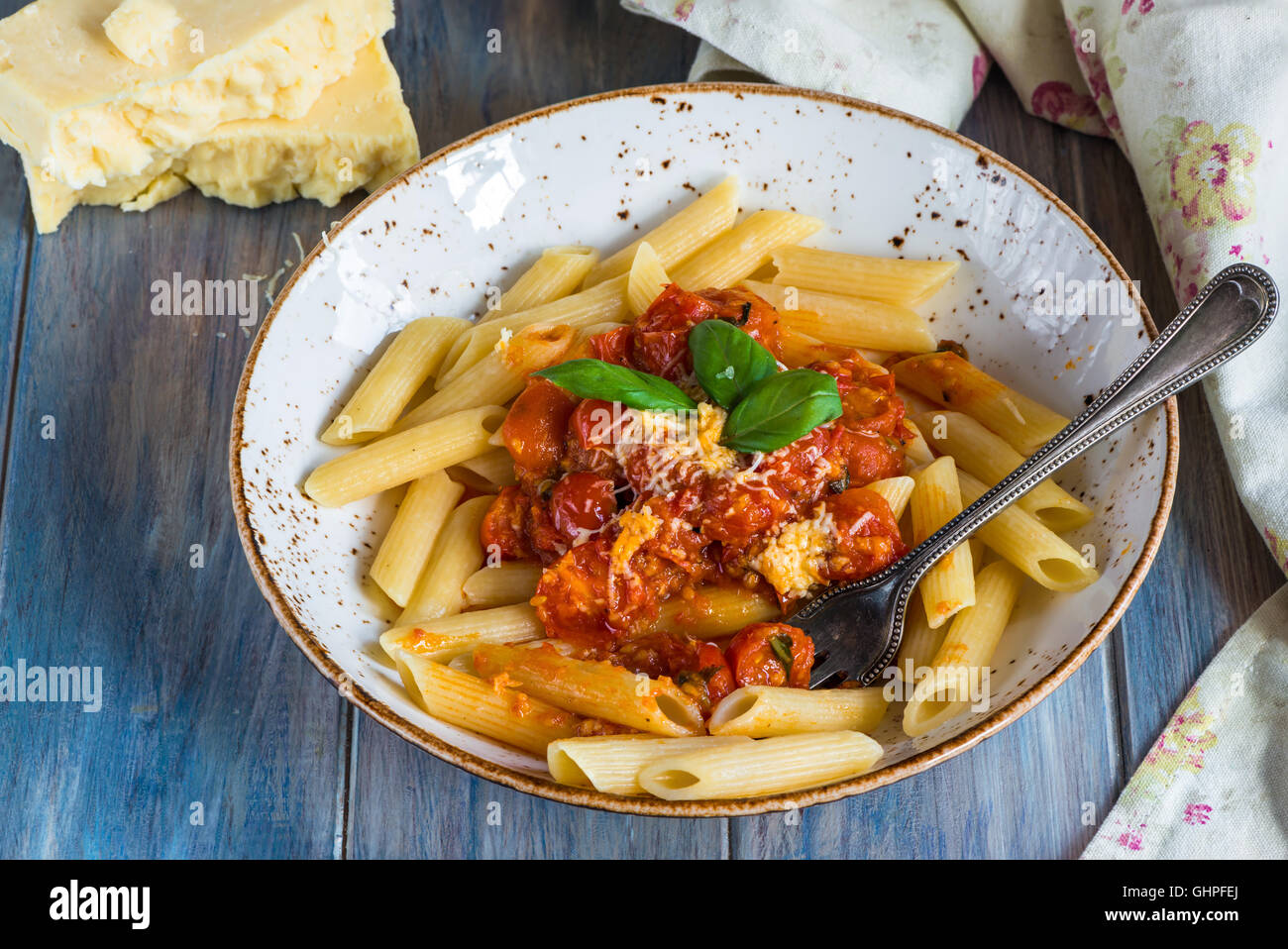 Penne-Nudeln und Arrabbiata mit Cherry-Tomaten-sauce Stockfoto