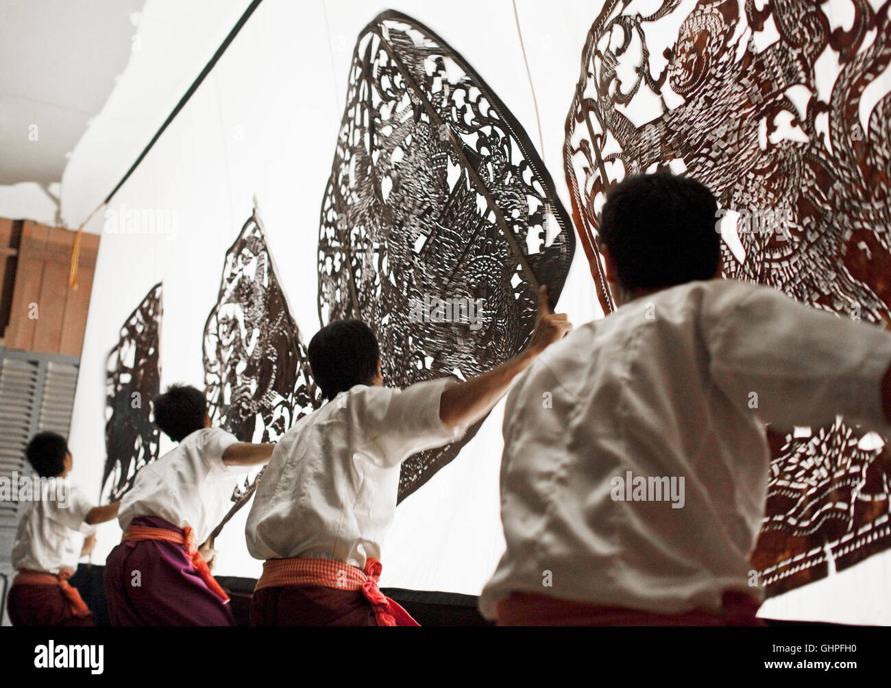 Studenten aus kambodschanischen Living Arts führen Schatten-Marionetten-Theater in einem Wat in Siem Reap, Kambodscha. Stockfoto