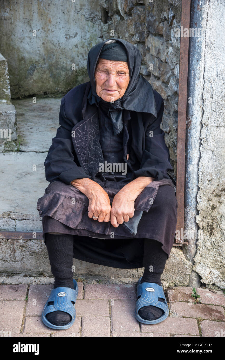 Albanerin in der Fischerei Dorf von Lin am Ufer des Ohrid-Sees in der Nähe von Pogradeci, Süd-Ost-Albanien. Stockfoto