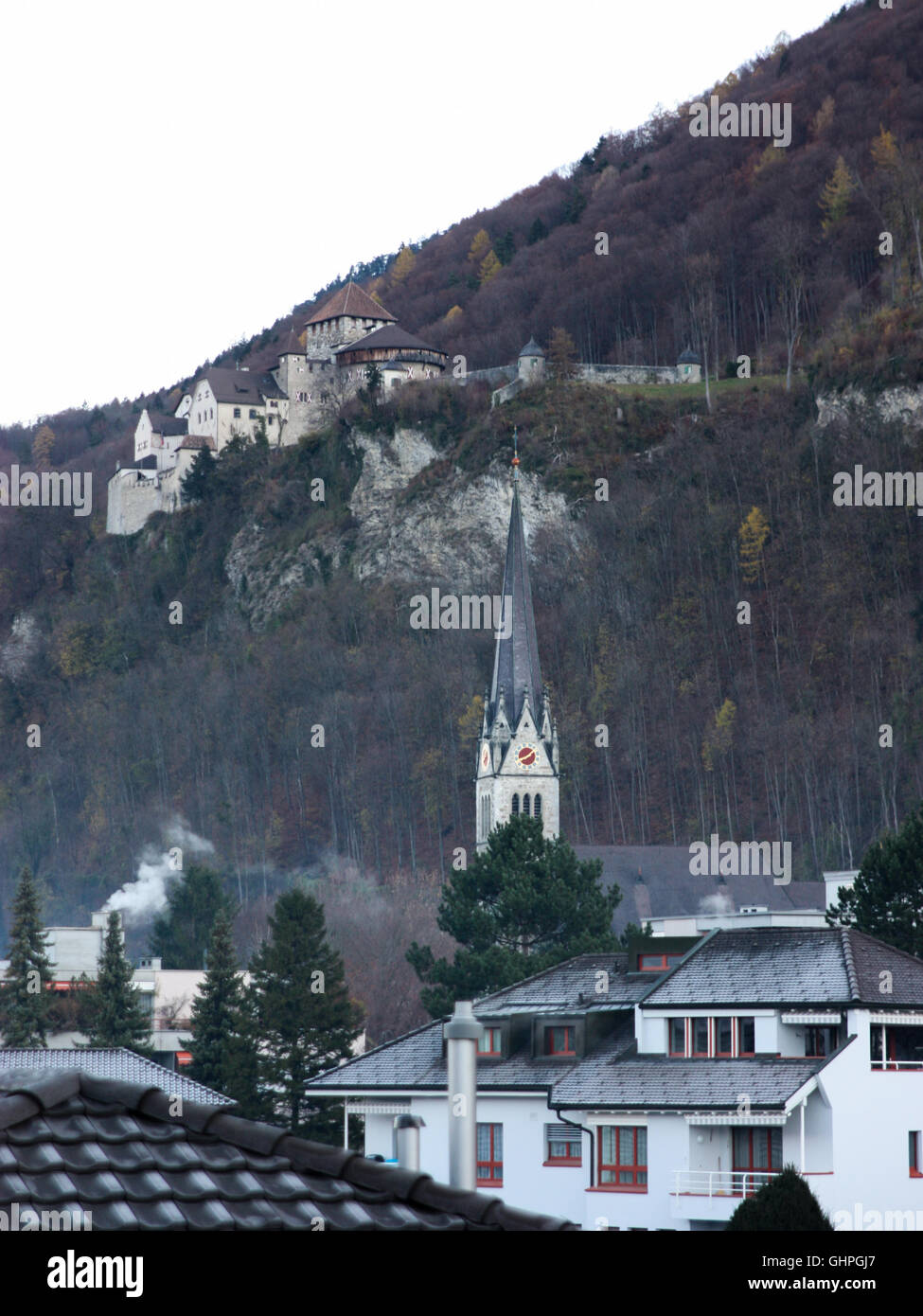 Gotische Burg mit Uhr in Liechtenstein am Abend 1 Stockfoto