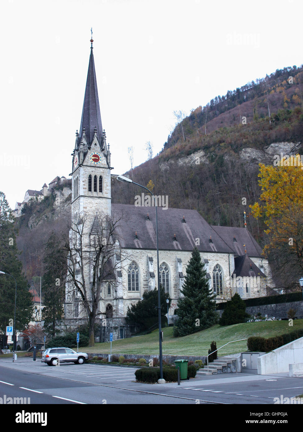 Gotische Burg mit Uhr in Liechtenstein am Abend 2 Stockfoto