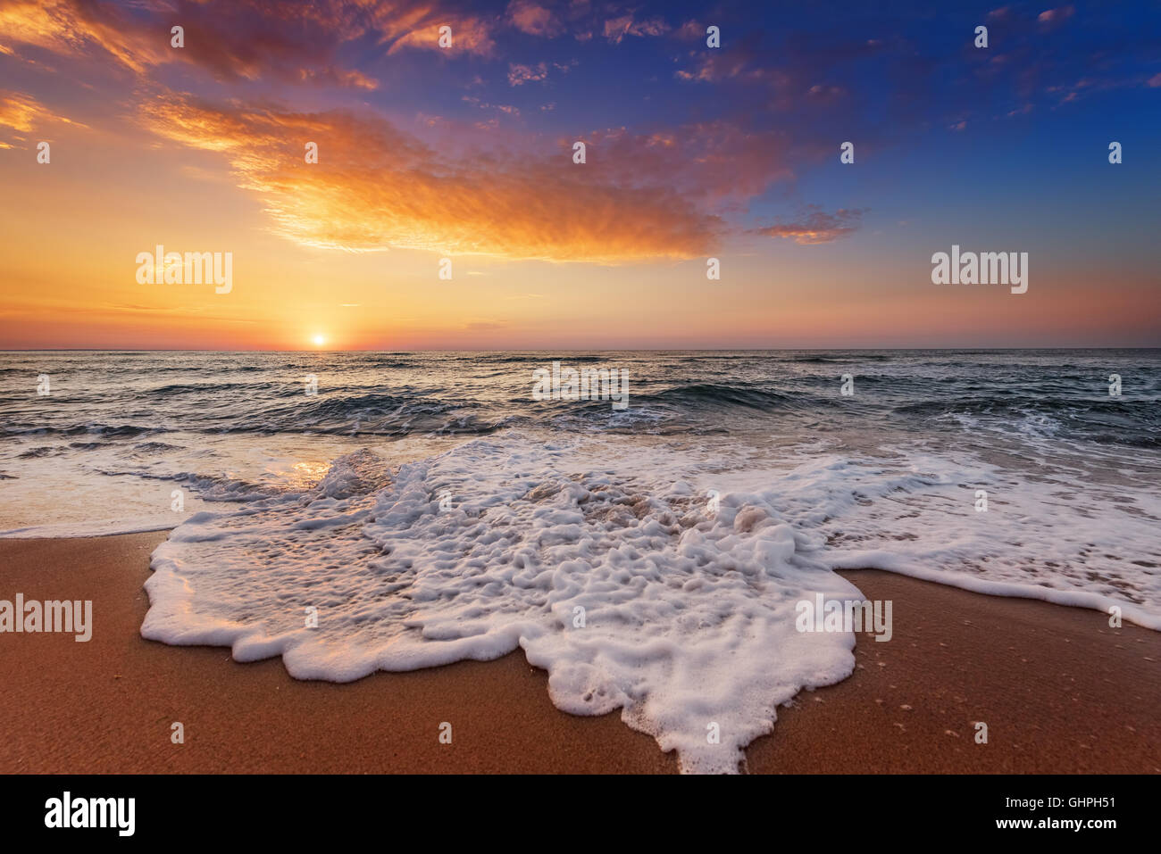 Schönen tropischen Sonnenaufgang am Strand. Stockfoto