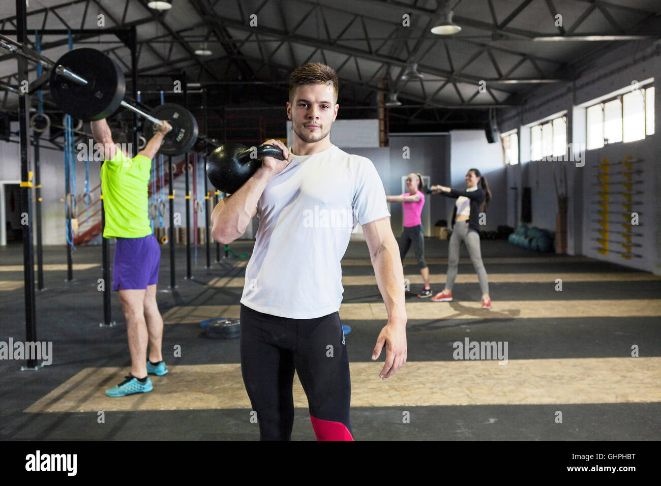 Männer, die Krafttraining im Fitness-Studio Stockfoto