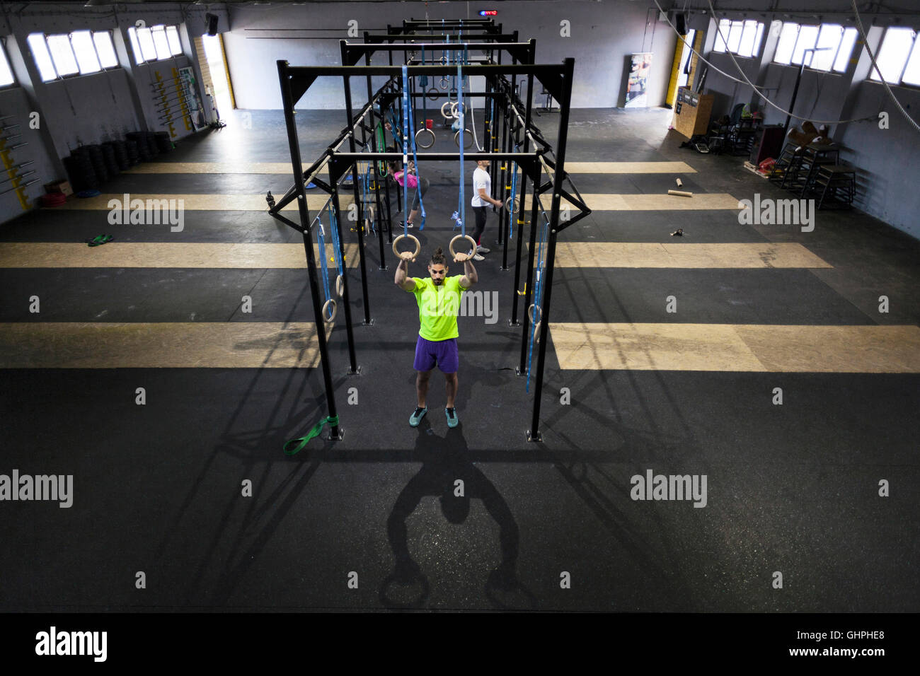 Athleten tun Fitnessraum trainieren Sie auf Ringe im Fitness-Studio Stockfoto