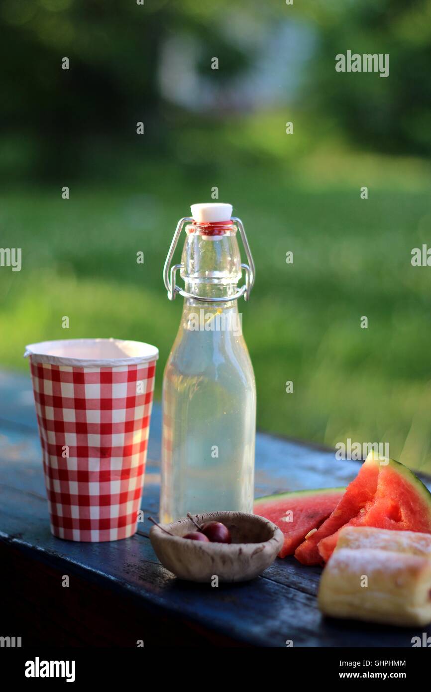 Sommer-Picknick auf der Bank im park Stockfoto