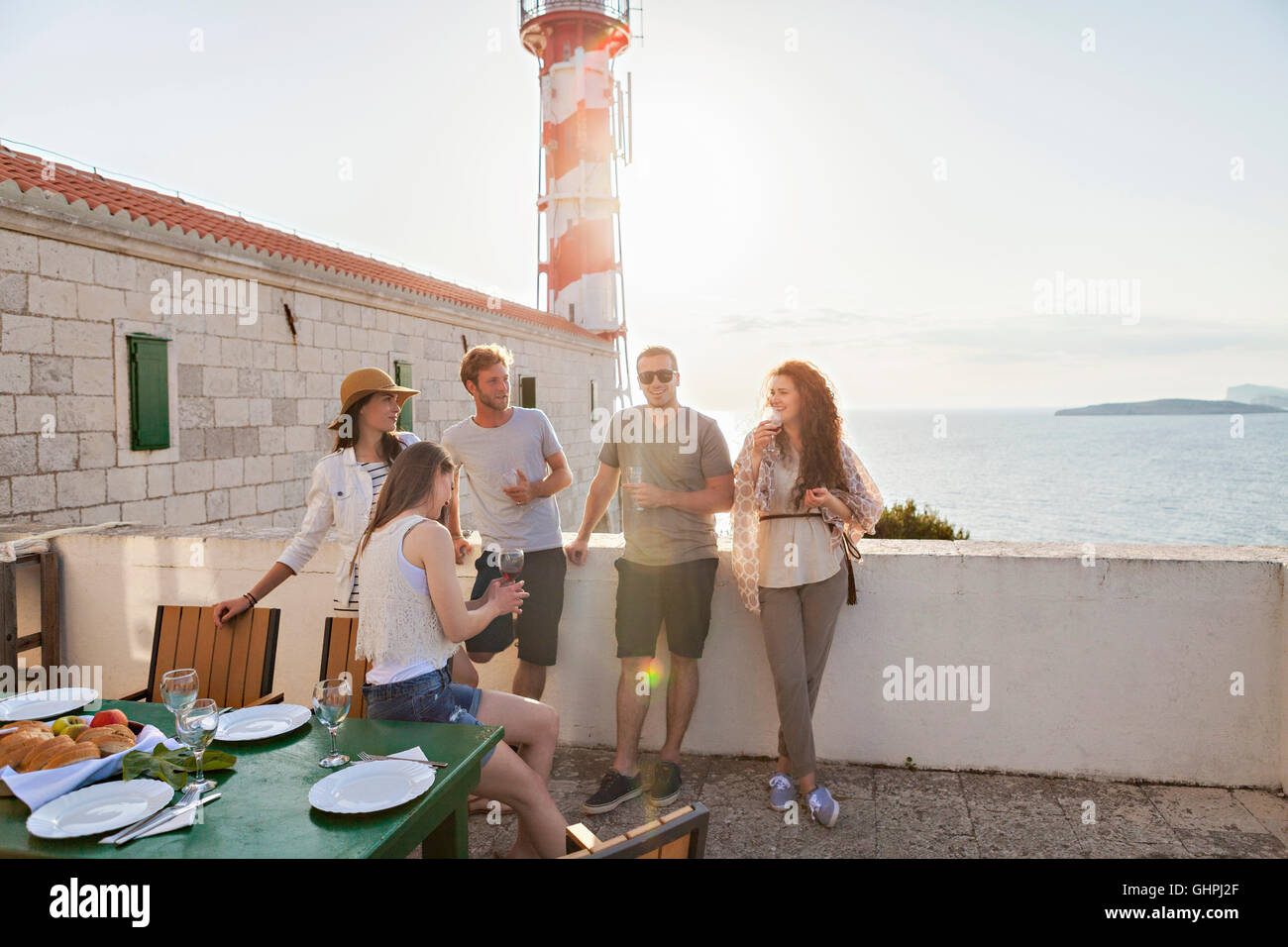 Gruppe von Freunden feiern am Meer Stockfoto