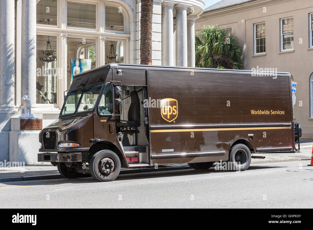 Ein UPS-Truck macht eine lokale Übermittlung in Charleston, South Carolina. Stockfoto