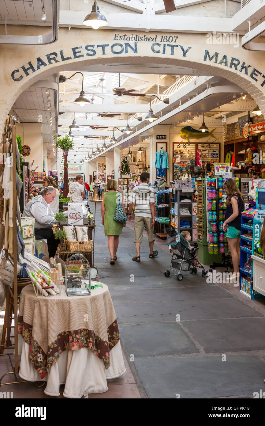 Touristen und Besucher stöbern Sie in den historischen Charleston City Market in Charleston, South Carolina. Stockfoto