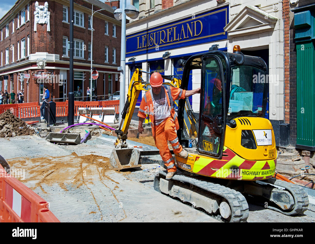 Arbeiter und Digger: Re Pflasterung der Straße von Hull, East Yorkshire, England UK Stockfoto