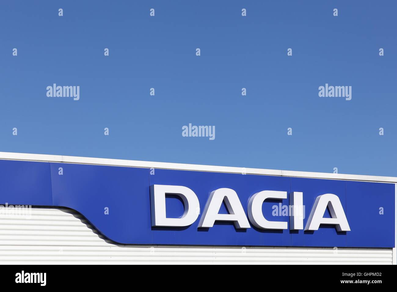 Dacia-Logo auf der Wand eines Händlers Stockfoto