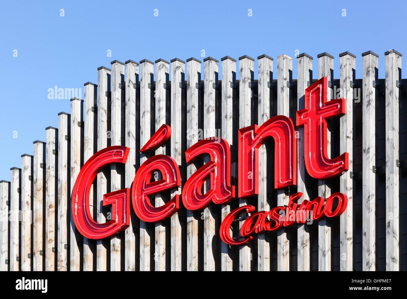 GEANT Casino-Logo auf der Fassade Stockfoto