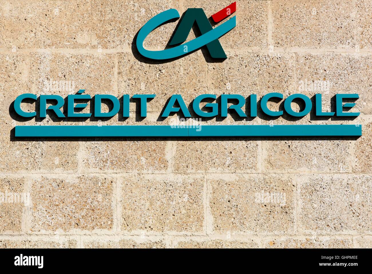 Credit Agricole-Logo an der Wand Stockfoto