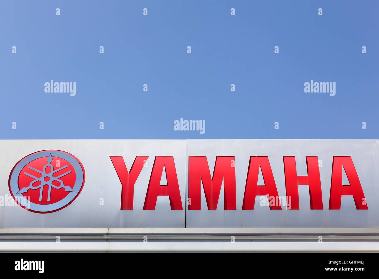 Yamaha-Logo an der Wand Stockfoto