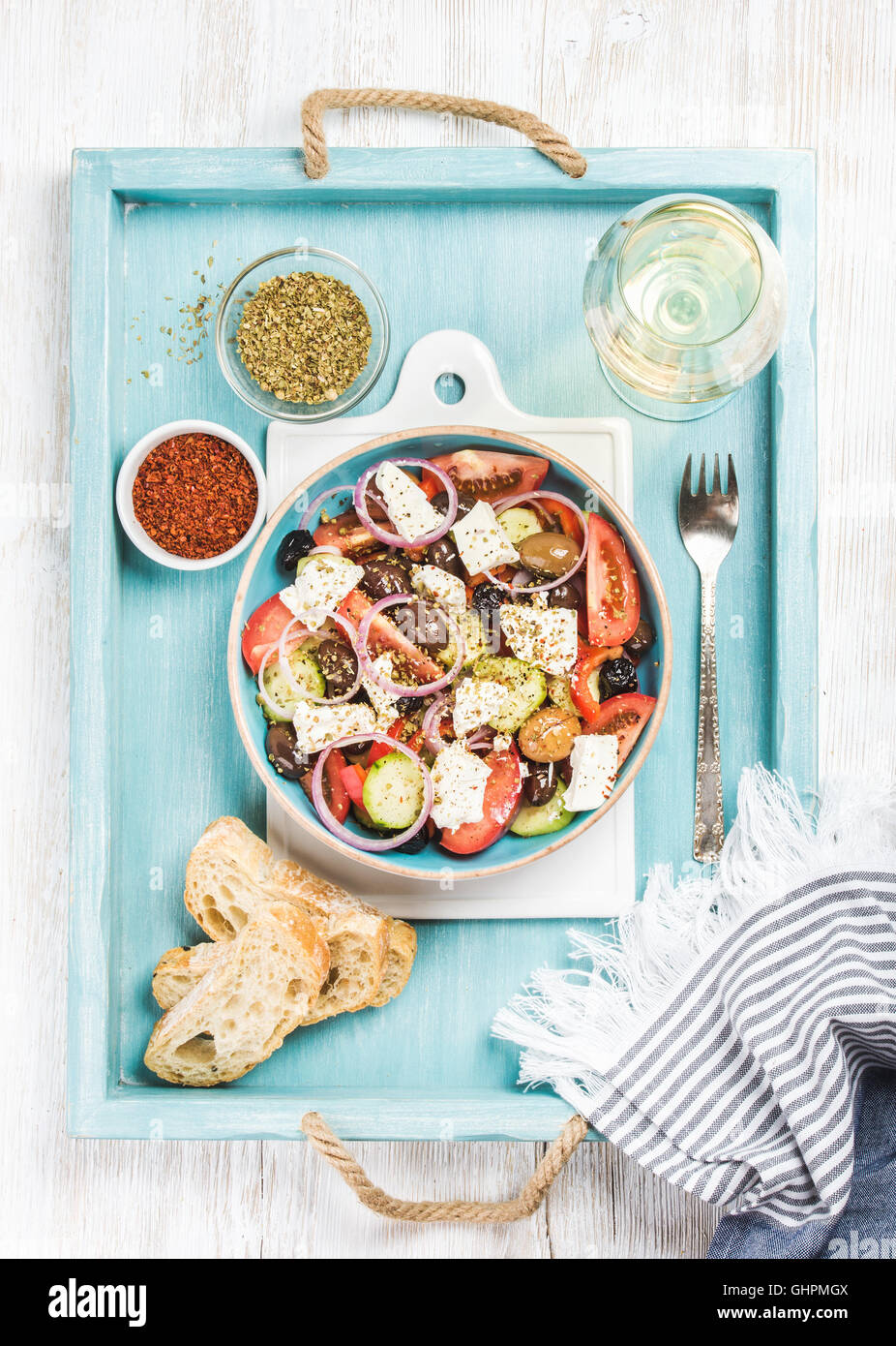 Griechischer Salat mit Brot, Oregano, Pfeffer und Wein Stockfoto