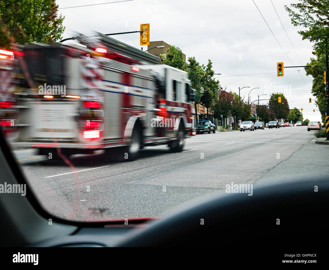Fire Engine beschleunigt zu einem Notfall, Vancouver, Kanada. Stockfoto