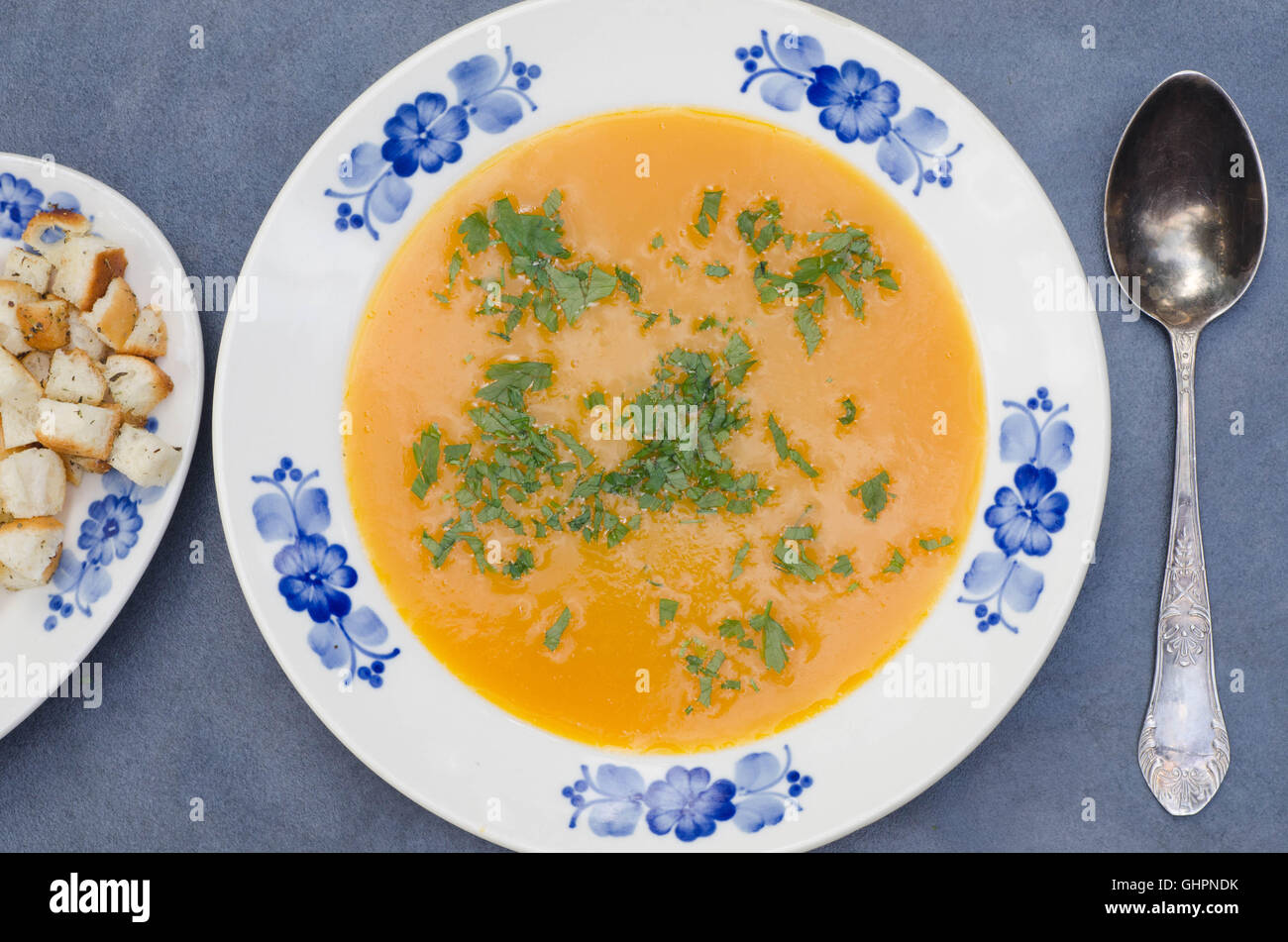 Kürbissuppe mit Petersilie und croutons Stockfoto