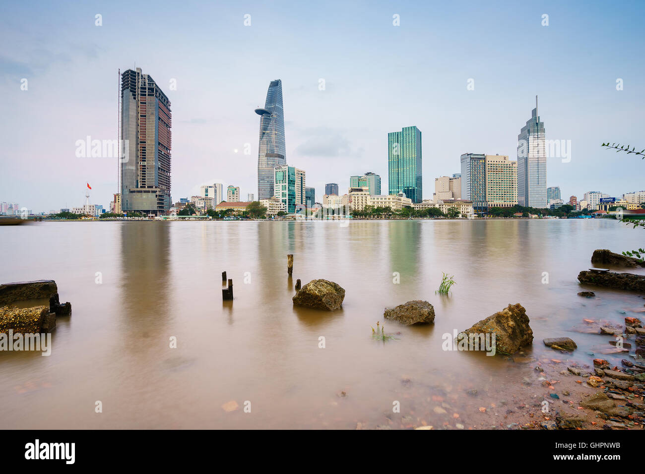 Ho-Chi-Minh-Stadt Skyline und den Saigon River am frühen Morgen, Vietnam. Stockfoto