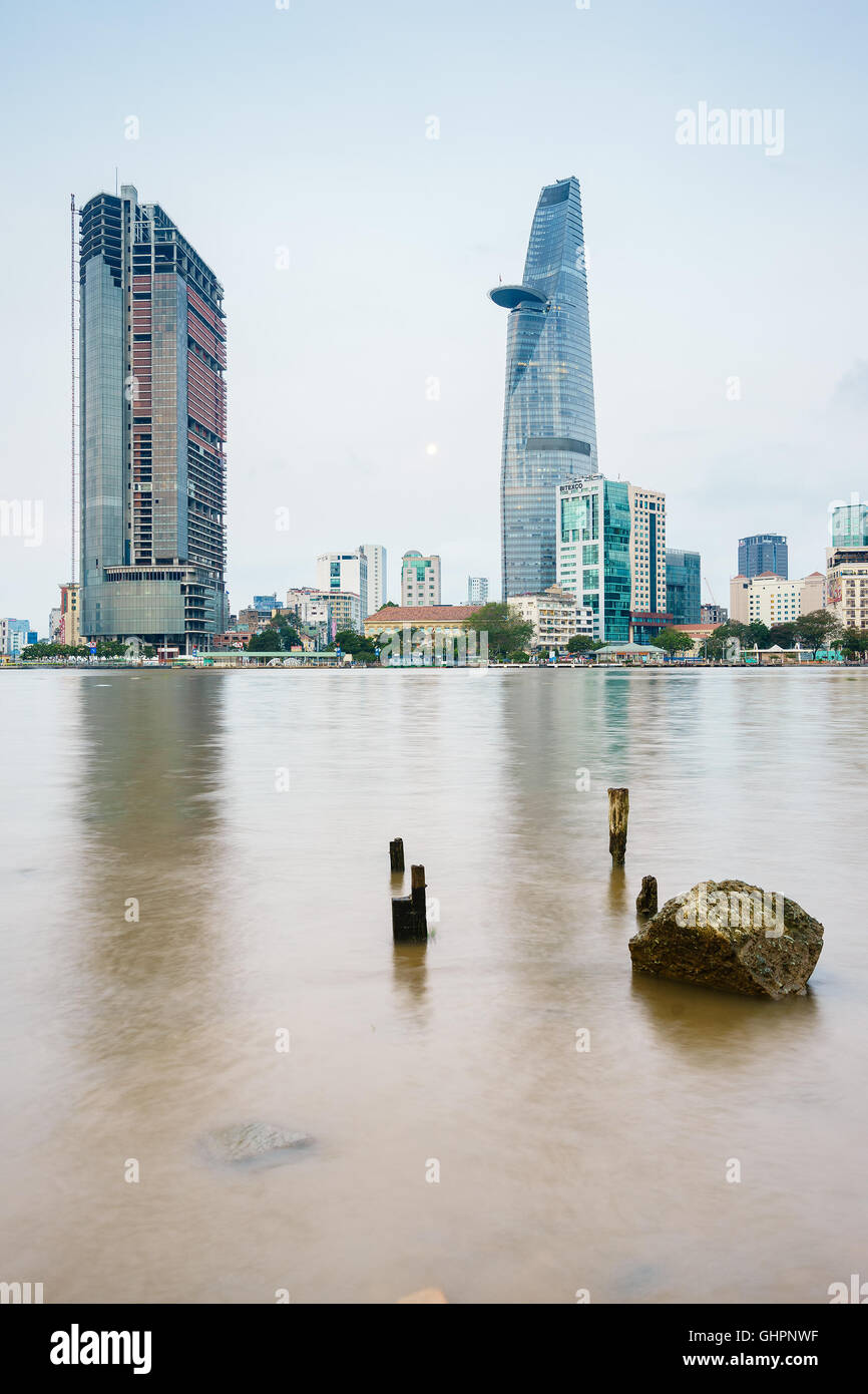 Ho-Chi-Minh-Stadt Skyline und den Saigon River am frühen Morgen, Vietnam. Stockfoto