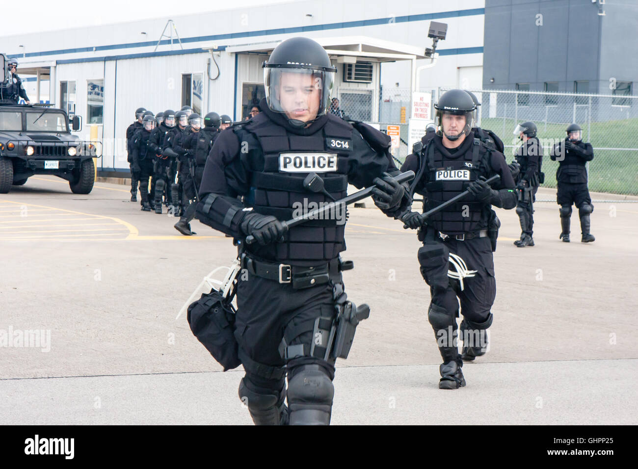 Elwood, Illinois - 1. Oktober 2012: Bereitschaftspolizei erscheinen auf dem Walmart Distribution Center, markante Lagerarbeiter und Unterstützer zu verhaften. Stockfoto