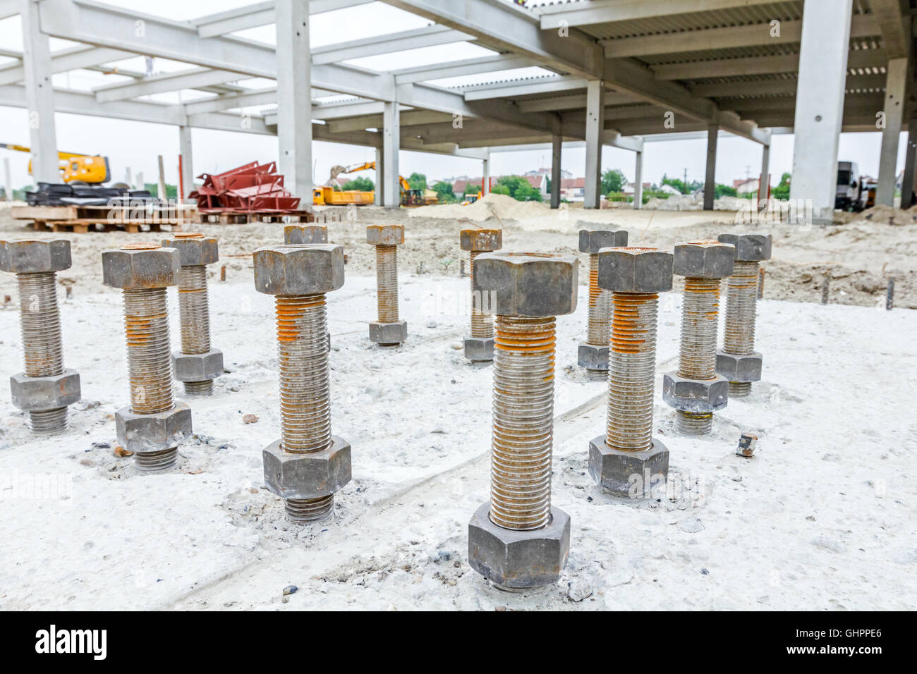 Die Ankerschrauben in Betonsockel des neuen Gebäudes mit Verstärkung an Baustelle hautnah. Stockfoto