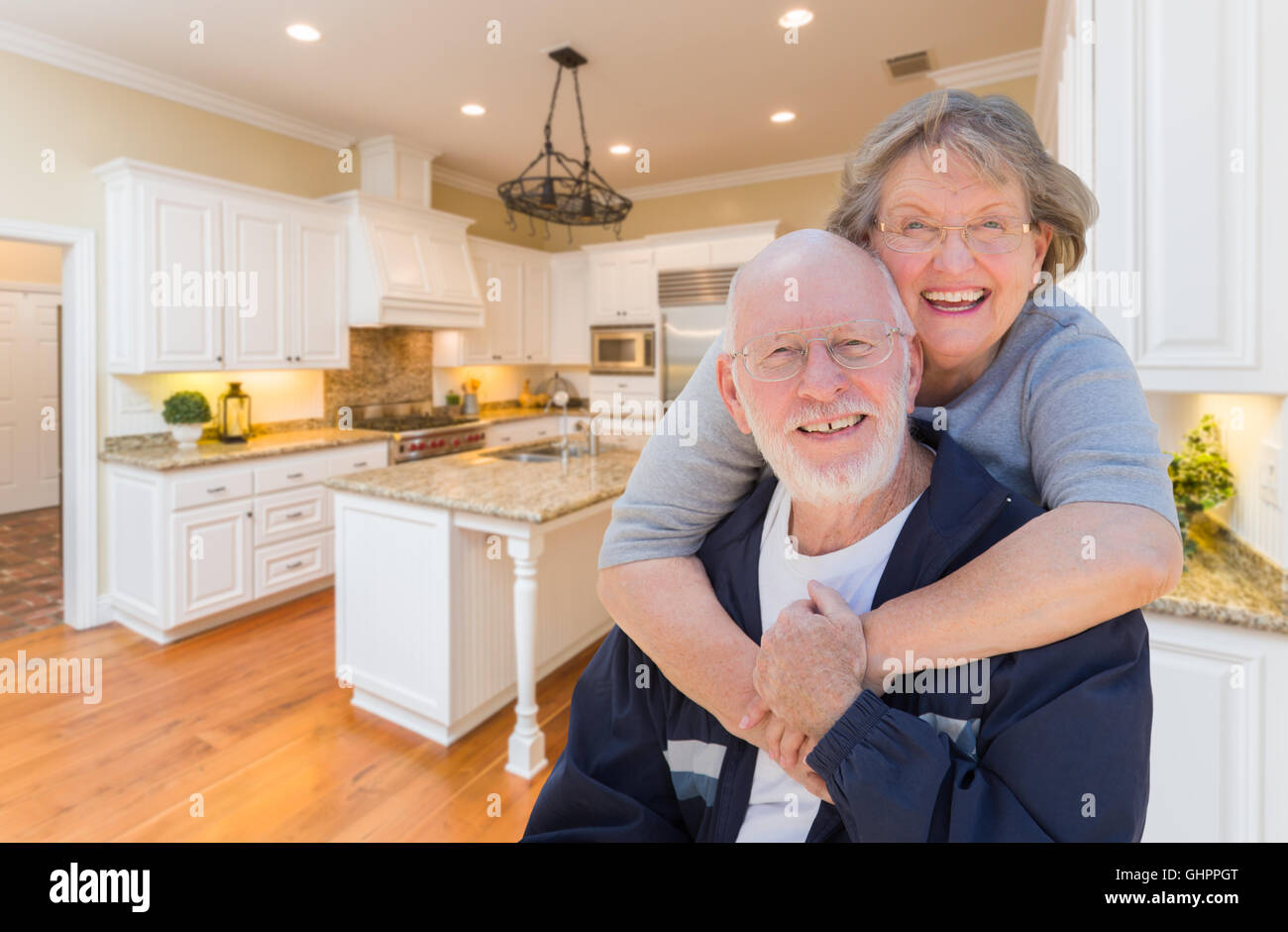 Glücklich Senior Liebespaar umarmt in kundenspezifische Küche. Stockfoto