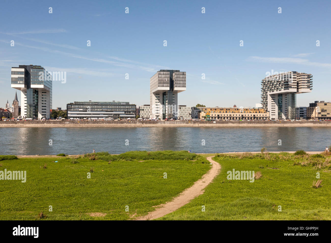 Kran-Häuser (deutsche Kranhaus) am Rhein in Köln vom gegenüberliegenden Ufer aus gesehen Stockfoto