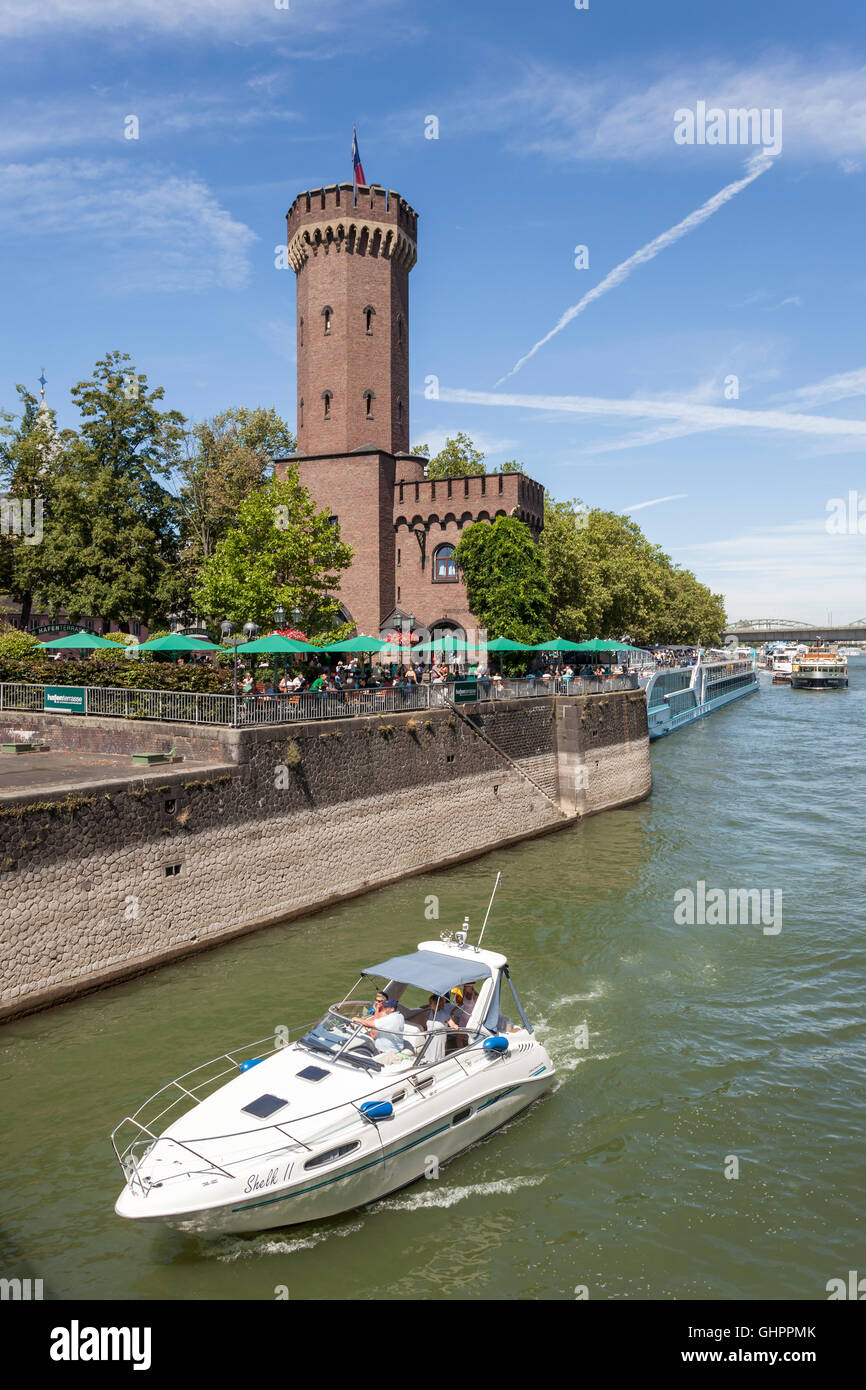 Der Malakoff-Turm (deutsche Malakoffturm) am Rheinufer in Köln, Deutschland Stockfoto