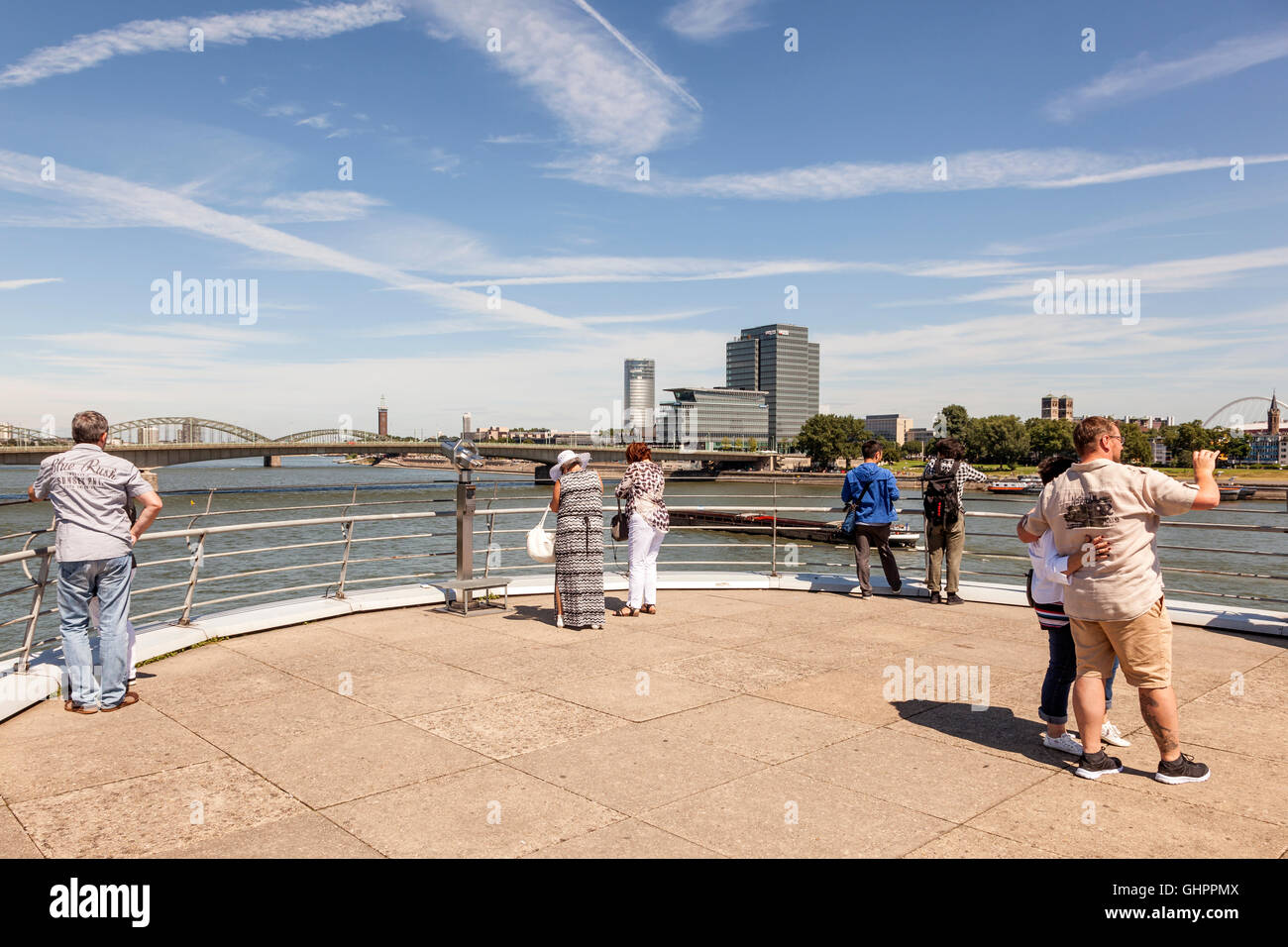 Touristen am Rhein promenade mit einer schönen Aussicht in der Stadt Köln, Deutschland Stockfoto