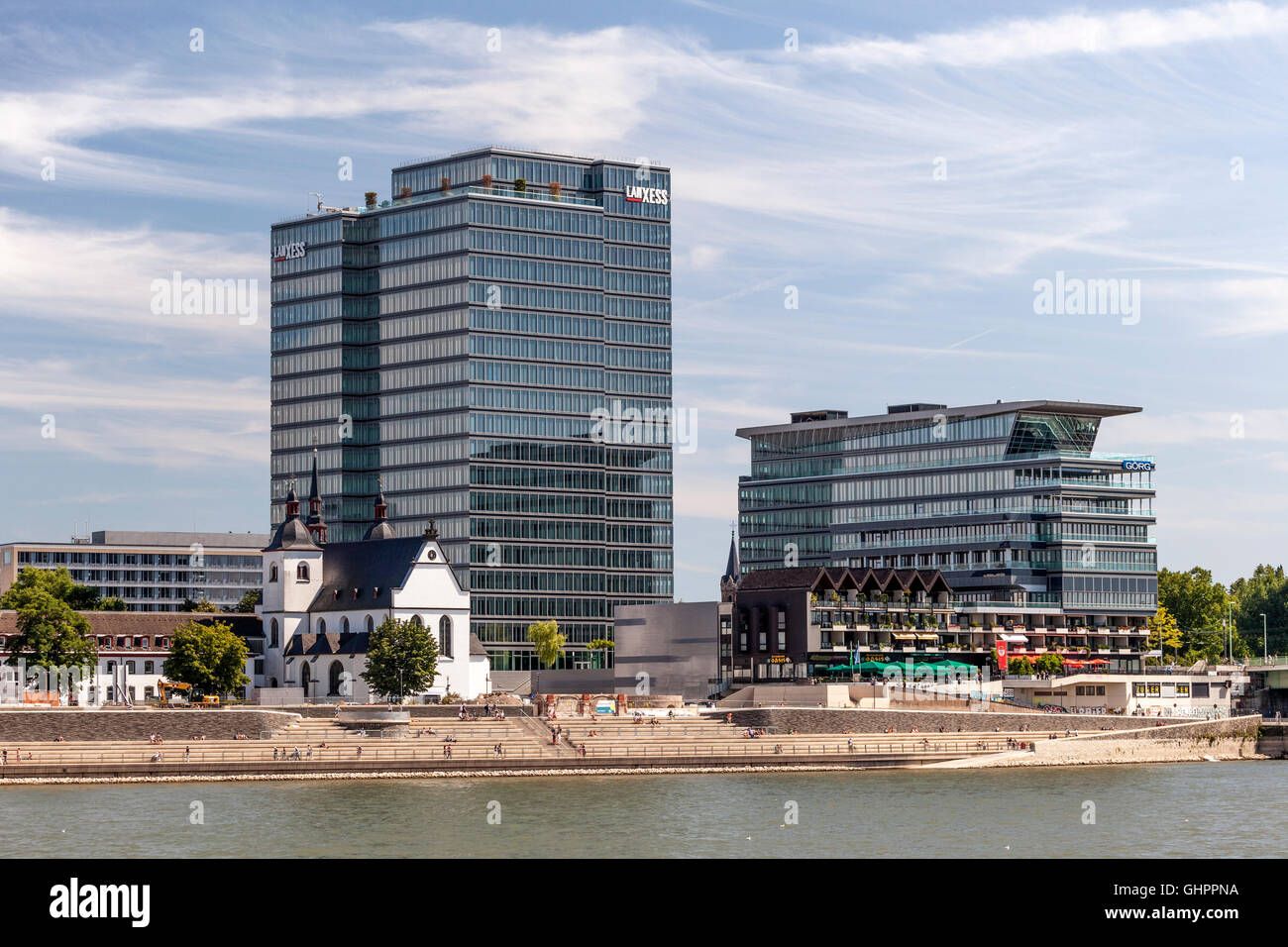 Moderne Bürogebäude am Rheinufer in Köln, Deutschland Stockfoto