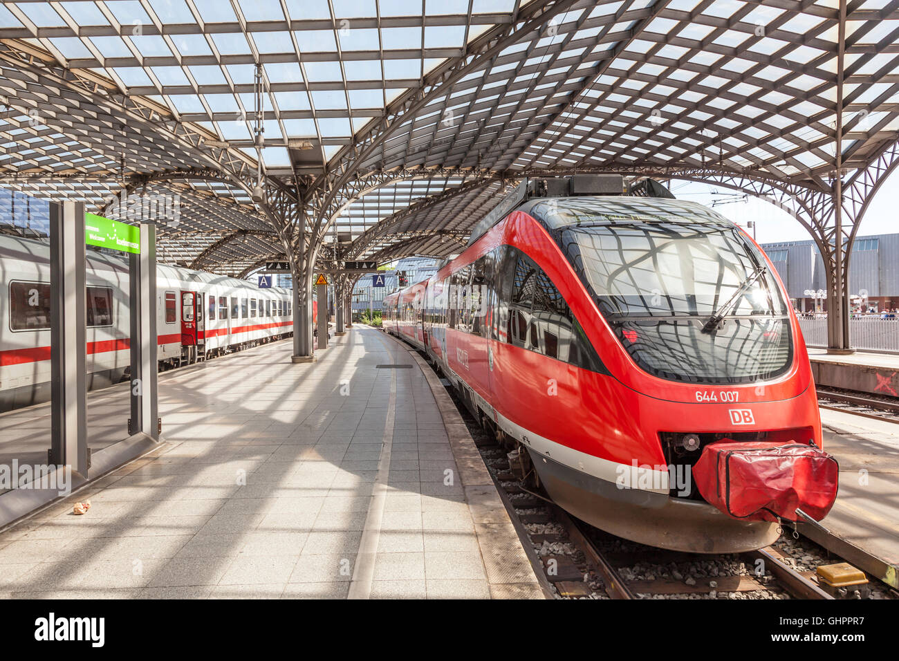 Personenzüge am Hauptbahnhof in Köln, Deutschland Stockfoto