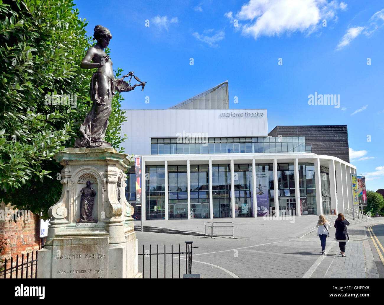 Canterbury, Kent, Großbritannien. Marlowe Theater (1984; umgebaut 2011) in den Mönchen. Christopher Marlowe-Denkmal (links) Stockfoto