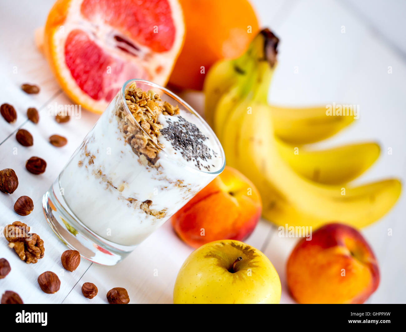 Joghurt mit frischen Früchten und Nüssen Stockfoto