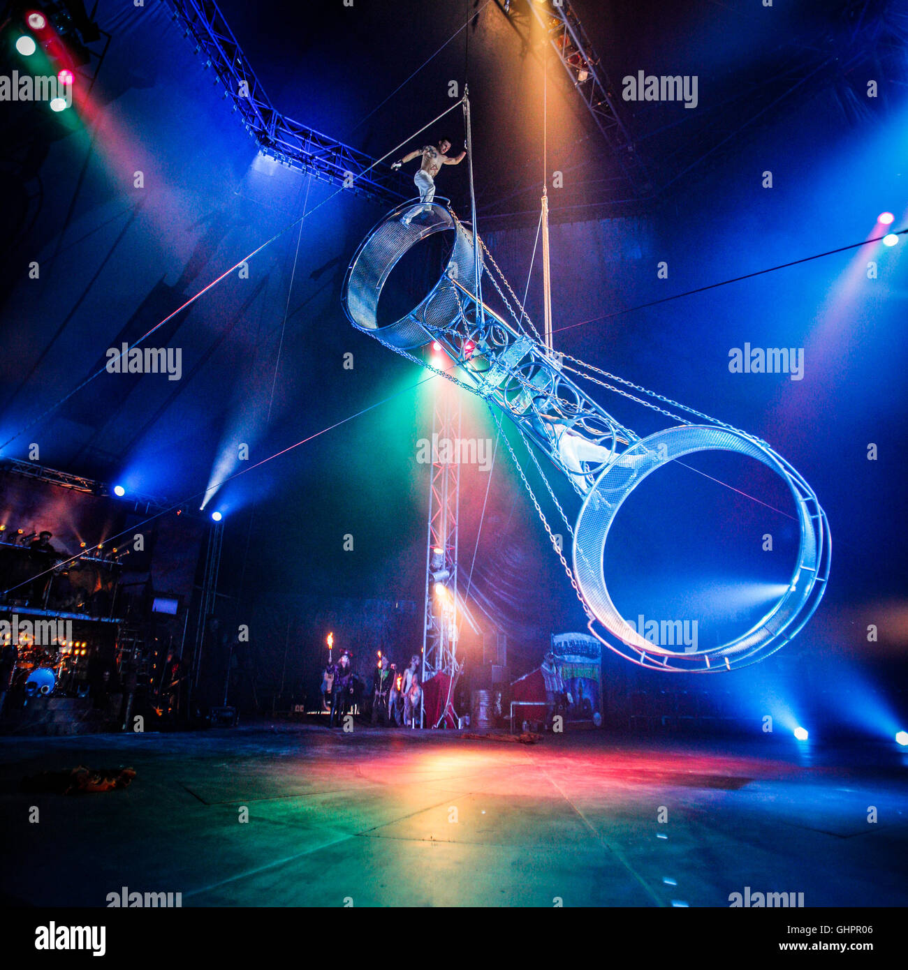 Circus of Horrors werfen: die akrobatische Stunt-Darsteller, Vitalie Eremia und Svilen Marinov mit ihrem Rad des Todes. Stockfoto