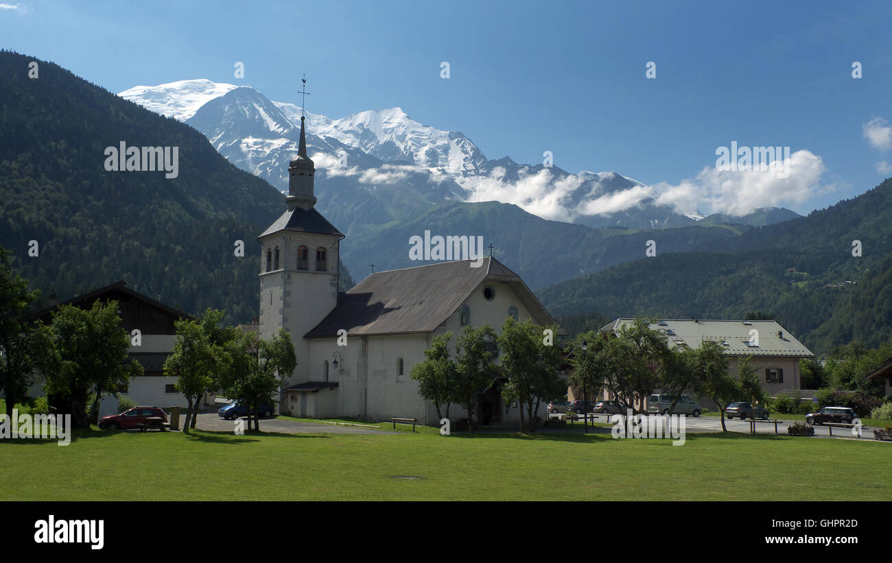 Kirche und Blick auf Mont Blanc-Massivs von Servoz, Chamonix-Mont-Blanc, Rhône-Alpes, Haute Savoie, Frankreich, Europa, EU Stockfoto