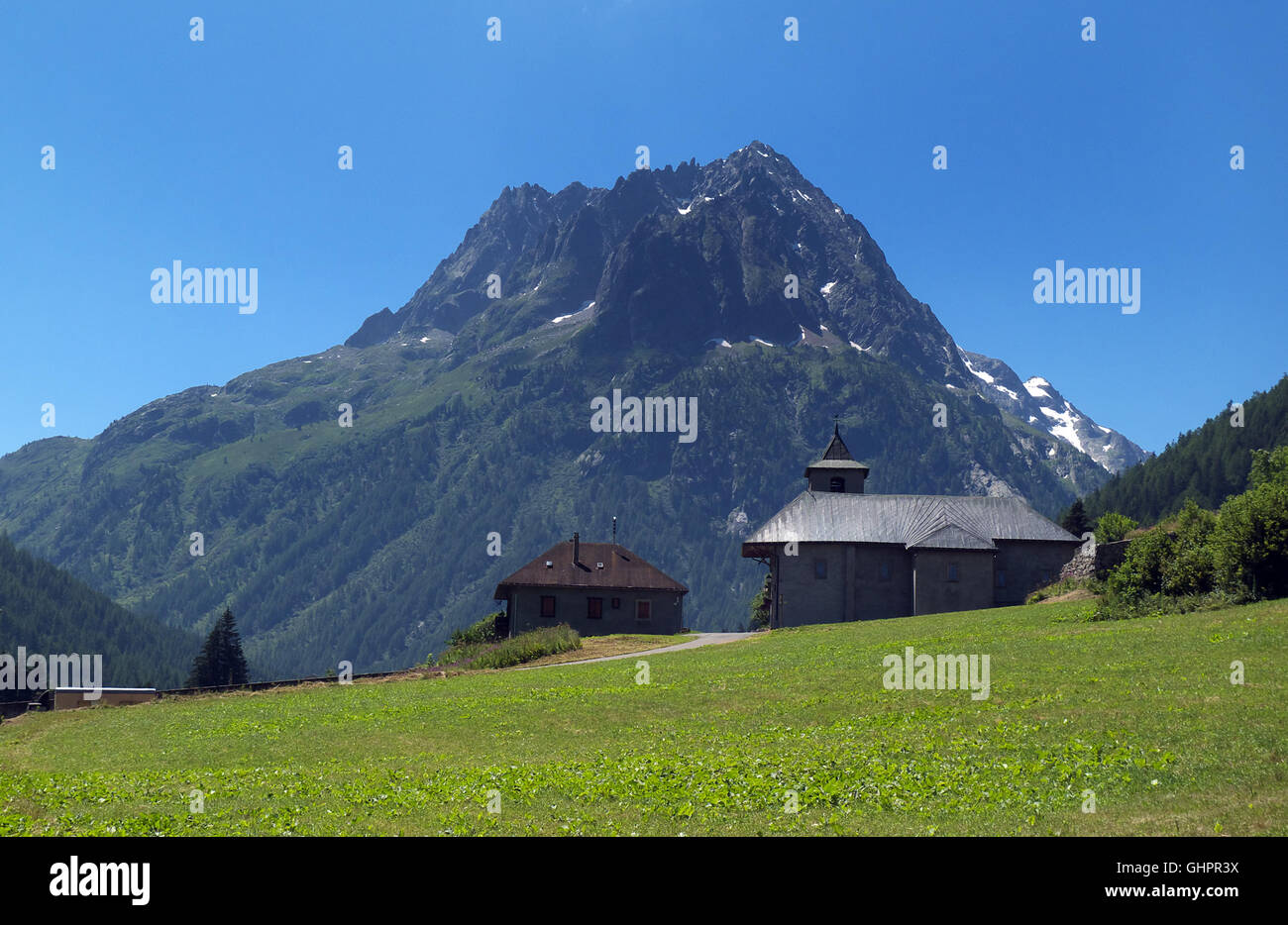 Aiguille de Mesure und alpine Kirche, Le Villaz, Vallorcine, nr-Chamonix-Mont-Blanc, Rhone Alpes, Haute Savoie, Frankreich, Europa Stockfoto