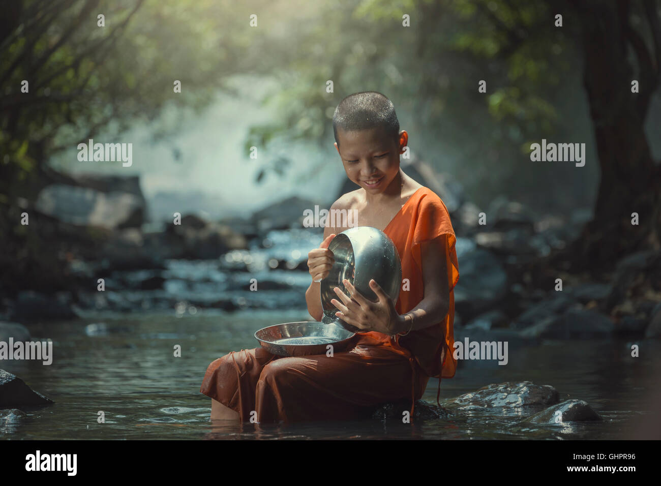 Asiatisch, Schüssel Novize von Almosen. Stockfoto