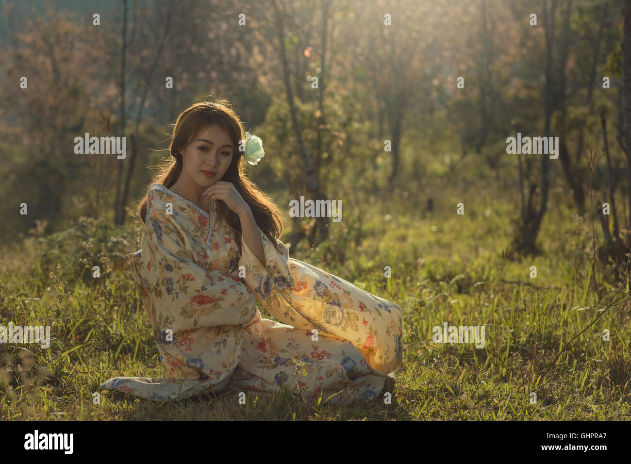 japanische Kimono schöne Frau auf Sakura Garten. Stockfoto