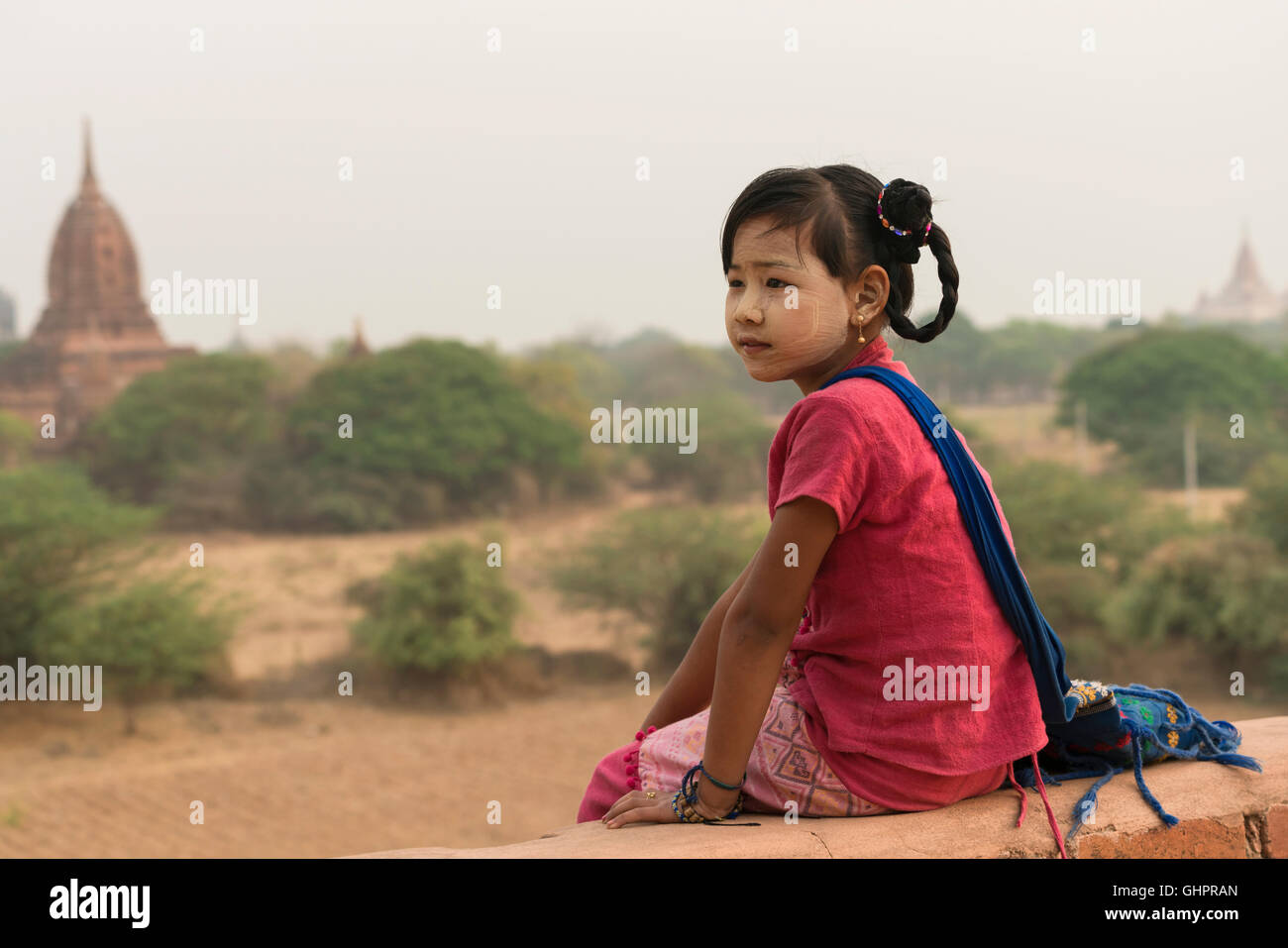 Asien, burmesischen Mädchen saß auf der Suche sehr hoffnungsvoll. Stockfoto
