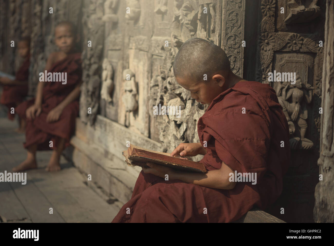 Anfänger jungen Buch auf den Tempel, Mandalay, Myanmar. Stockfoto