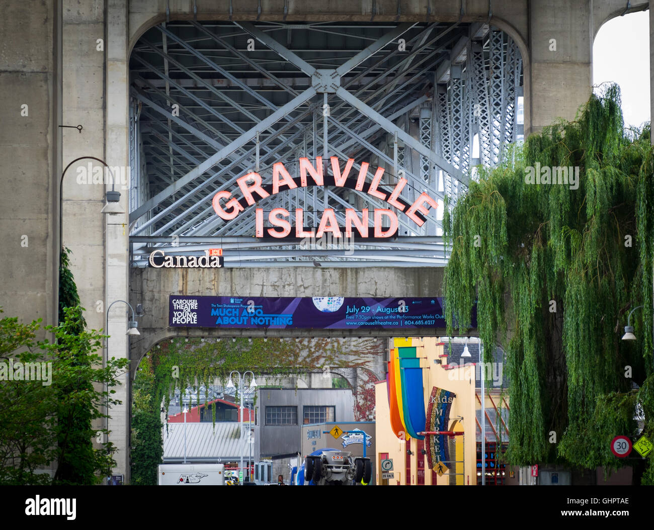 Das berühmte Granville Island Neon-Schild am Ortseingang von Granville Island in Vancouver, British Columbia, Kanada. Stockfoto