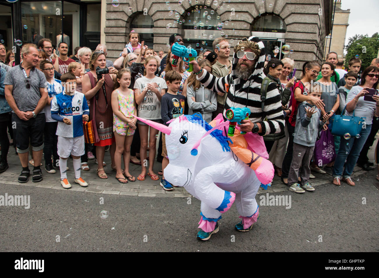 Mann in Tracht, die Teilnahme an der 2016 Bath Street Carnival, Großbritannien Stockfoto