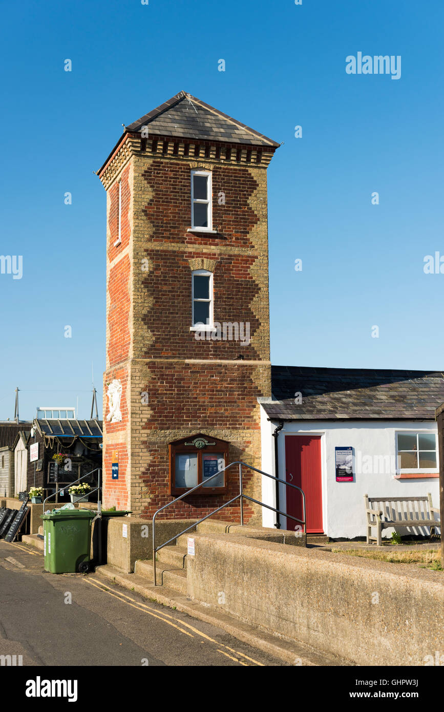 Das alte Rettungsboot Bahnhofsgebäude Aldeburgh Strand, Suffolk UK Stockfoto