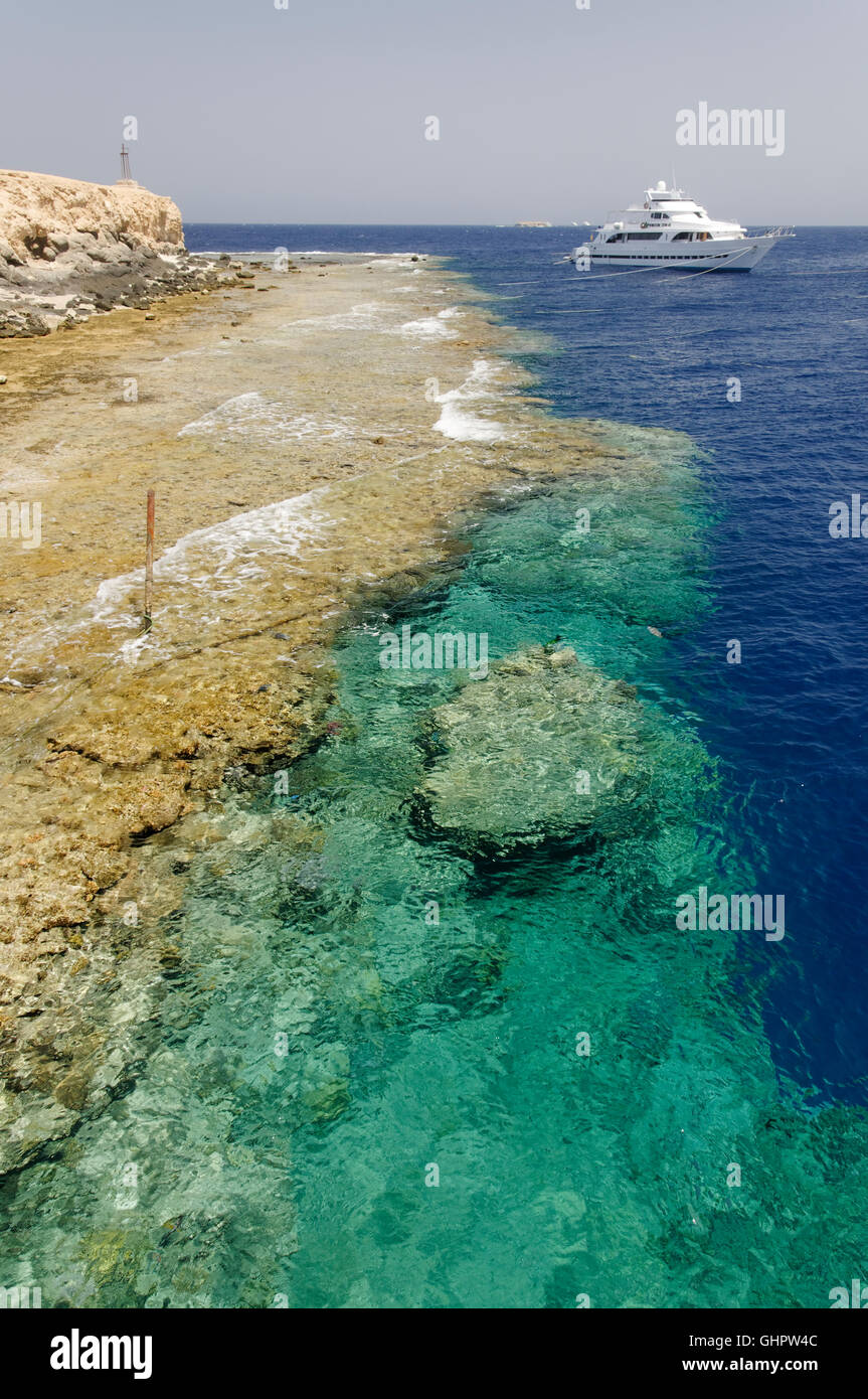 Big Brother von den Brother Islands mit Tauchen Boot, Brother Islands, Brüder, Rotes Meer, Ägypten, Afrika Stockfoto